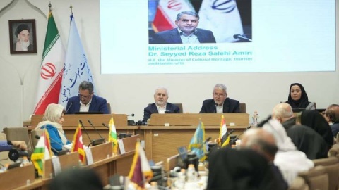 زنان عشایر کانون تابآوری سرزمین و ستون تداوم دانش بومی هستند