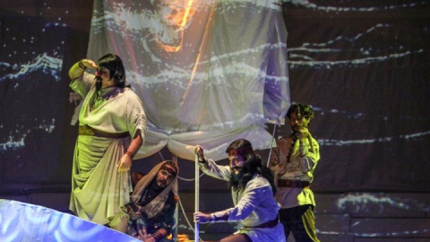 تماشای نبرد انسان با سایه‌هایش