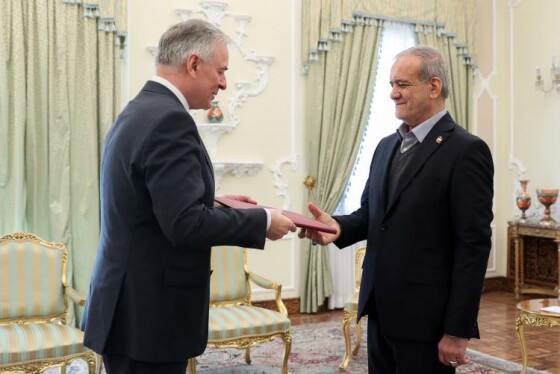 دریافت استوارنامه سفرای جدید کشورهای اتریش، غنا،عمان ، امارات