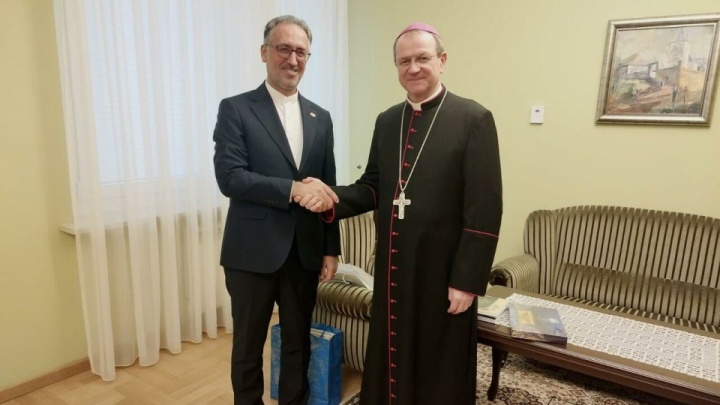 دیدار و گفت‌وگوی صمیمانه سفیر ایران با اسقف اعظم لهستان