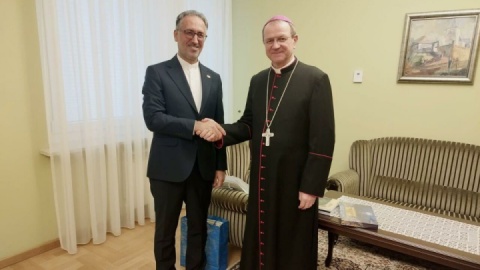 دیدار و گفت‌وگوی صمیمانه سفیر ایران با اسقف اعظم لهستان