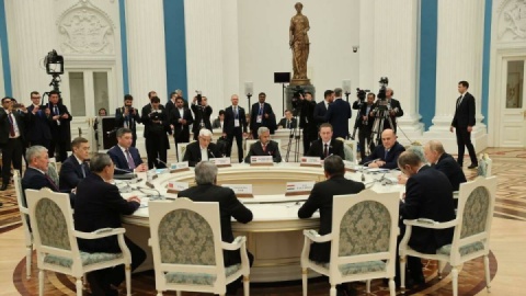 فیلم / دیدار عارف و اعضای شرکت‌کننده در نشست نخست‌وزیران شانگهای با پوتین