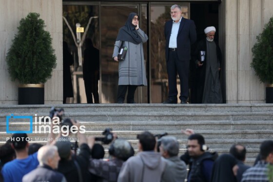 اعضای هیأت دولت در جمع خبرنگاران