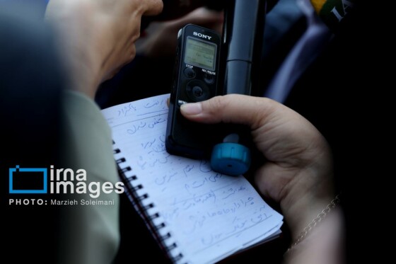 اعضای هیأت دولت در جمع خبرنگاران