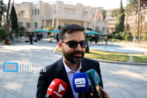 اعضای هیأت دولت در جمع خبرنگاران