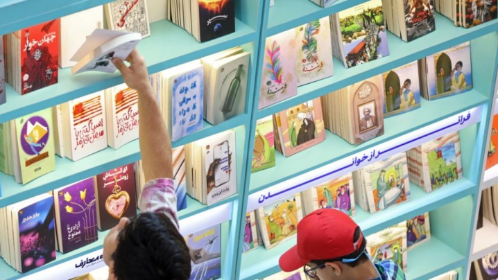 ایرانی‌ها ۱۰ و نیم دقیقه در روز کتاب می‌خوانند/ کتاب کاغذی، همچنان پیشتاز بازار