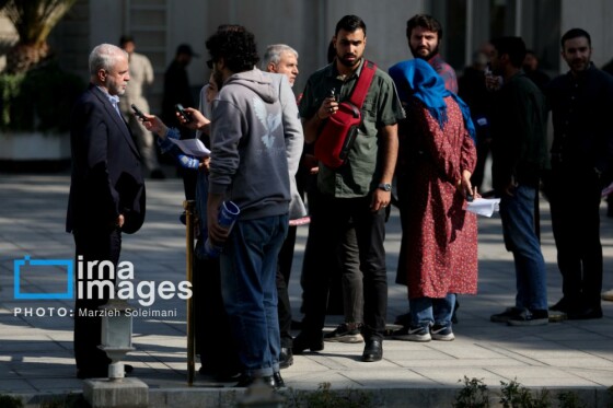 اعضای هیأت دولت در جمع خبرنگاران