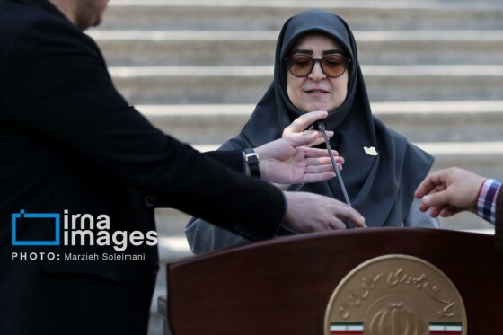 اعضای هیأت دولت در جمع خبرنگاران