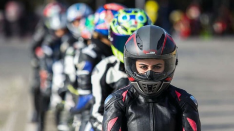 حادثه در پیست آزادی/ بهبود وضعیت دختر موتورسوار در کما