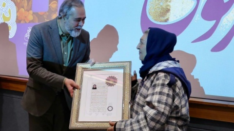 نشان درجه یک هنری برای دوبلور زن