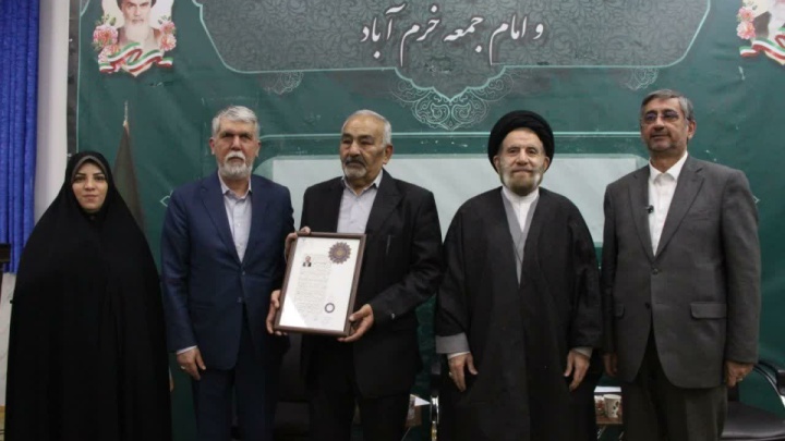 وزیر ارشاد نشان درجه یک هنری را به شاعر لرستانی اعطا کرد