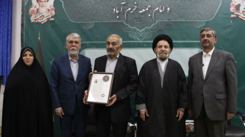 وزیر ارشاد نشان درجه یک هنری را به شاعر لرستانی اعطا کرد