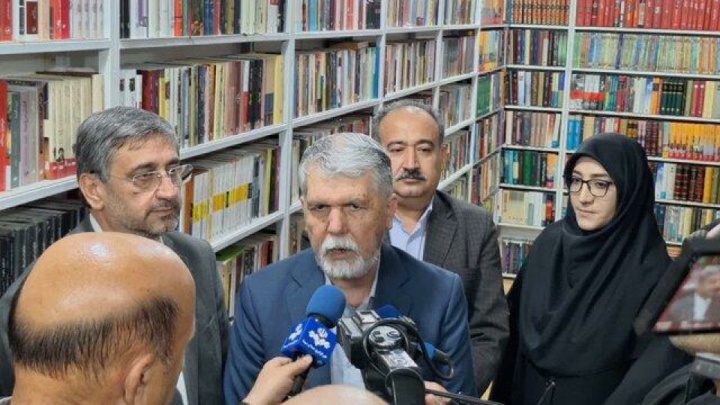 بازدید وزیر فرهنگ از یک کتابفروشی در خرم آباد