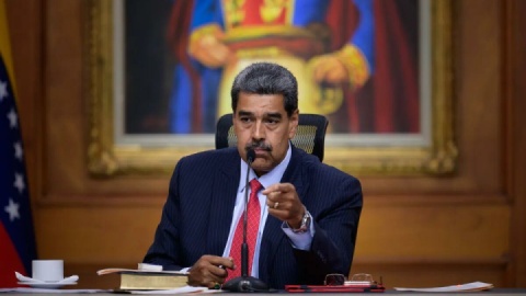 مادورو: ارتش و نیروهای مردمی آماده دفاع از تأسیسات نفت و گاز باشند