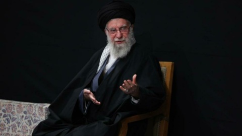 نخستین شب مراسم عزاداری ایام شهادت حضرت فاطمةالزهرا (س) با حضور رهبر انقلاب برگزار شد