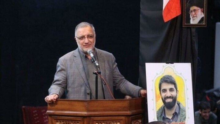 خدمت به مردم، مجاهدت در مقابل دشمن است