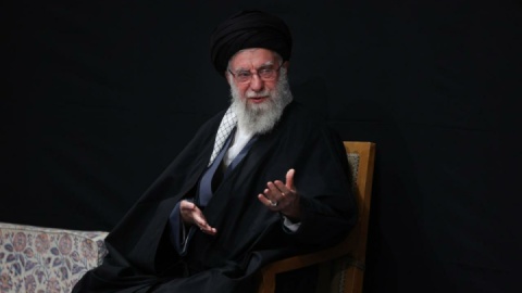 تصاویر اولین شب مراسم عزادارای ایام شهادت حضرت زهرا(س) با حضور رهبر انقلاب اسلامی