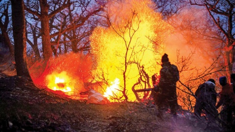 باد شبانه دامنه حریق را گسترده‌تر می‌کند