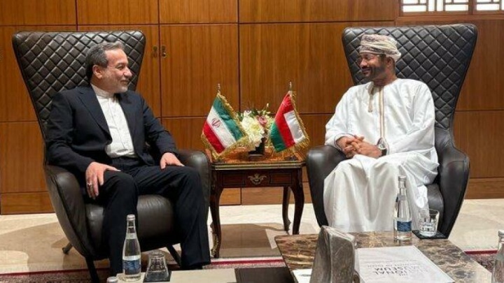 دیدار و گفت‌وگوی عراقچی با همتای عمانی در بدو ورود به مسقط + فیلم