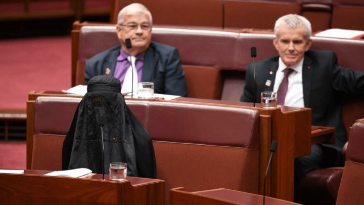 اقدام توهین‌آمیز سناتور استرالیایی علیه مسلمانان جنجال آفرید