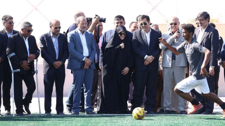 وزیر ورزش ۲ زمین چمن مصنوعی فوتبال در جزیره بوموسی را افتتاح کرد