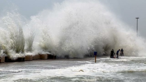 افزایش ارتفاع امواج در آبهای شمال و جنوب کشور