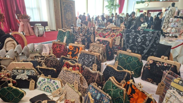 ایران را با خودت همراه کن