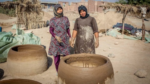 گزارش تصویری/ زنانی که تنور جنوب را گرم نگه می‌دارند