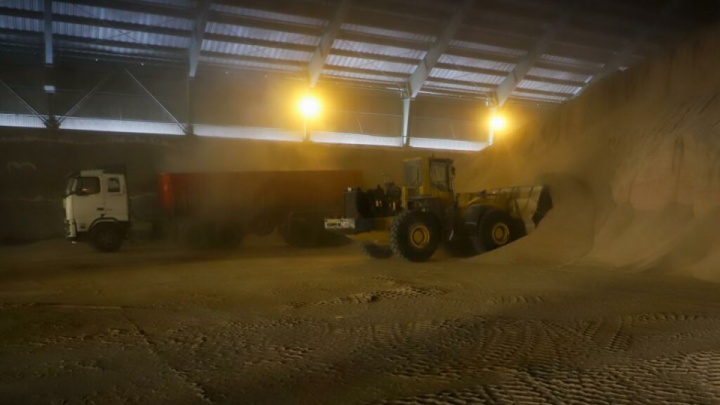 پلیس از کشف ۴۲ هزار تن نهاده دامی قاچاق و احتکاری خبر داد