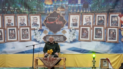 نباید از دشمنان و توطئههای آنها غافل شد