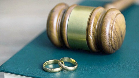 طلاق به خاطر مسخره کردن لباس خواهر شوهر