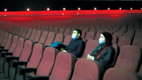 آلودگی هوا سینماها را خلوت کرده است/ آمار فروش فیلم‌ها واقعی است؟