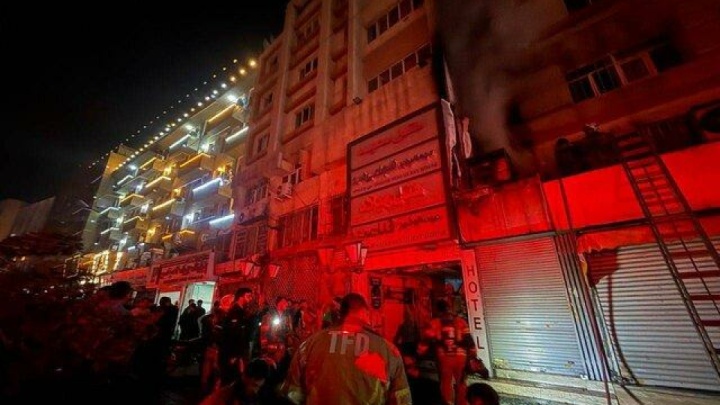 نجات ۷۰ نفر از آتش‌سوزی در یک ساختمان اقامتی در خیابان سعدی