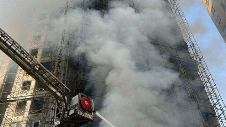 نجات بیش از ۳۰ نفر از آتش‌سوزی برج ۲۰ طبقه در حال ساخت در غرب تهران