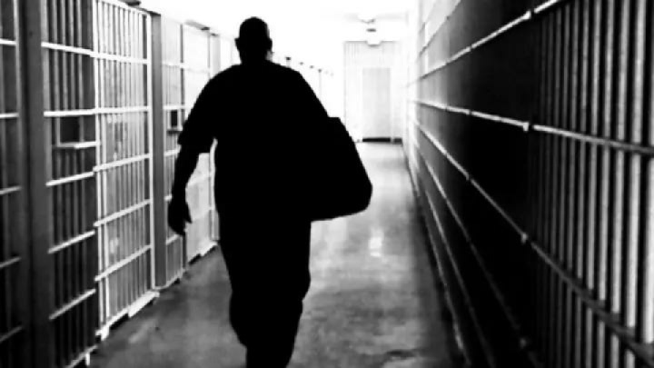 تابلوی زیارت عاشورا مرد زندانی را نجات داد