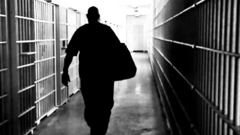 تابلوی زیارت عاشورا مرد زندانی را نجات داد