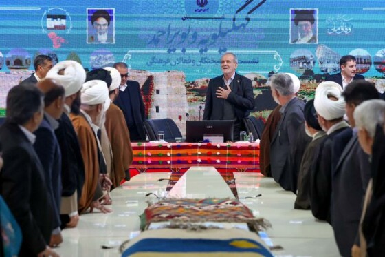 نشست با فرهیختگان و فعالان فرهنگی استان