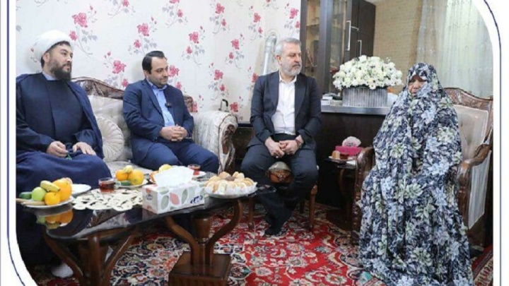 دیدار مدیرعامل بانک صادرات ایران با مادر و خانواده «شهید محمدنبی محمدی»