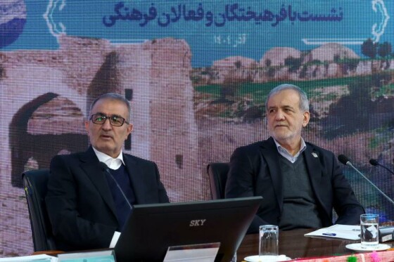 نشست با فرهیختگان و فعالان فرهنگی استان