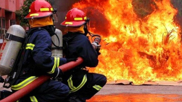 مهار آتش‌سوزی انبار کالاهای وارداتی در محله چابهار قشم