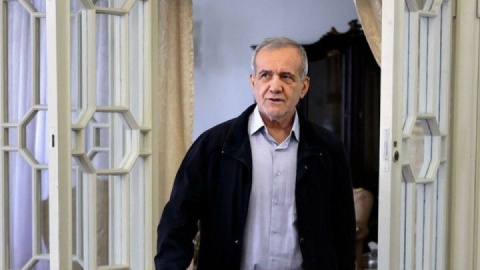 فیلم/ رئیس‌ جمهور از رضا امیرخانی عیادت کرد