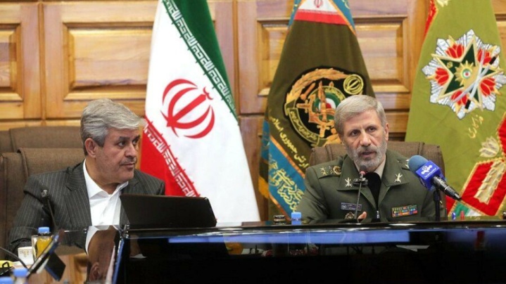 فرمانده کل ارتش: تا پای جان در دفاع از نظام اسلامی ایستاده‌ایم