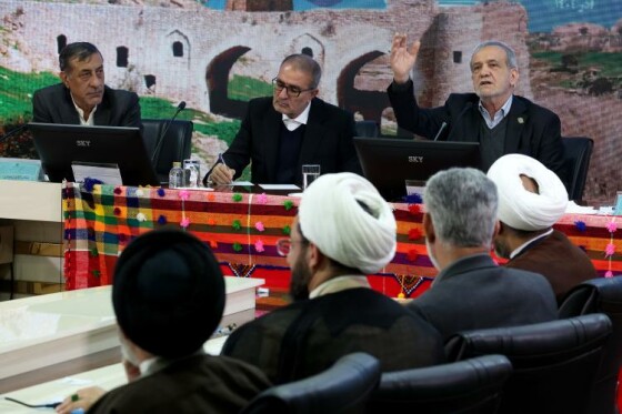 نشست با فرهیختگان و فعالان فرهنگی استان