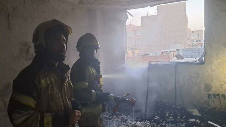 نجات ۱۵ ساکن محبوس در آتش‌سوزی ساختمان مسکونی در نعمت‌آباد