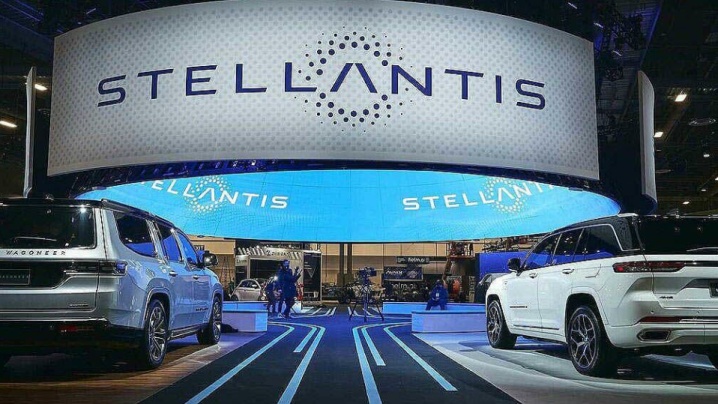 استلانتیس از مدل‌های تمام‌برقی به هیبریدی تغییر مسیر داد