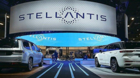 استلانتیس از مدل‌های تمام‌برقی به هیبریدی تغییر مسیر داد