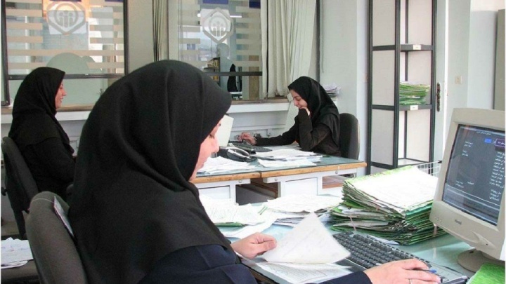 زنان ۷ سال کمتر از مردان سابقه «بیمه‌پردازی» دارند/ میانگین «سن بازنشستگی» در سال گذشته