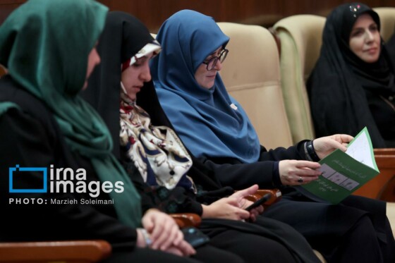 بزرگداشت هفته زن و تکریم مقام مادر