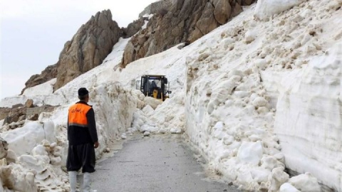 بارش برف، محور مواصلاتی پاوه - مریوان را مسدود کرد