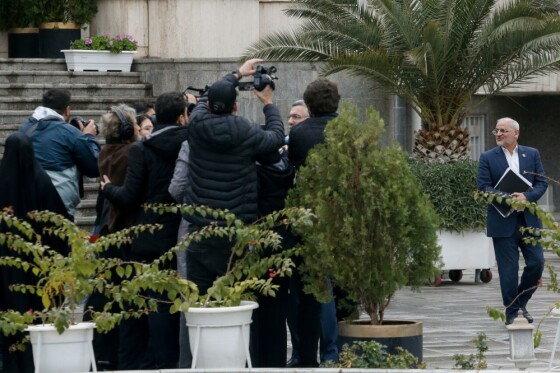 اعضای هیأت دولت در جمع خبرنگاران